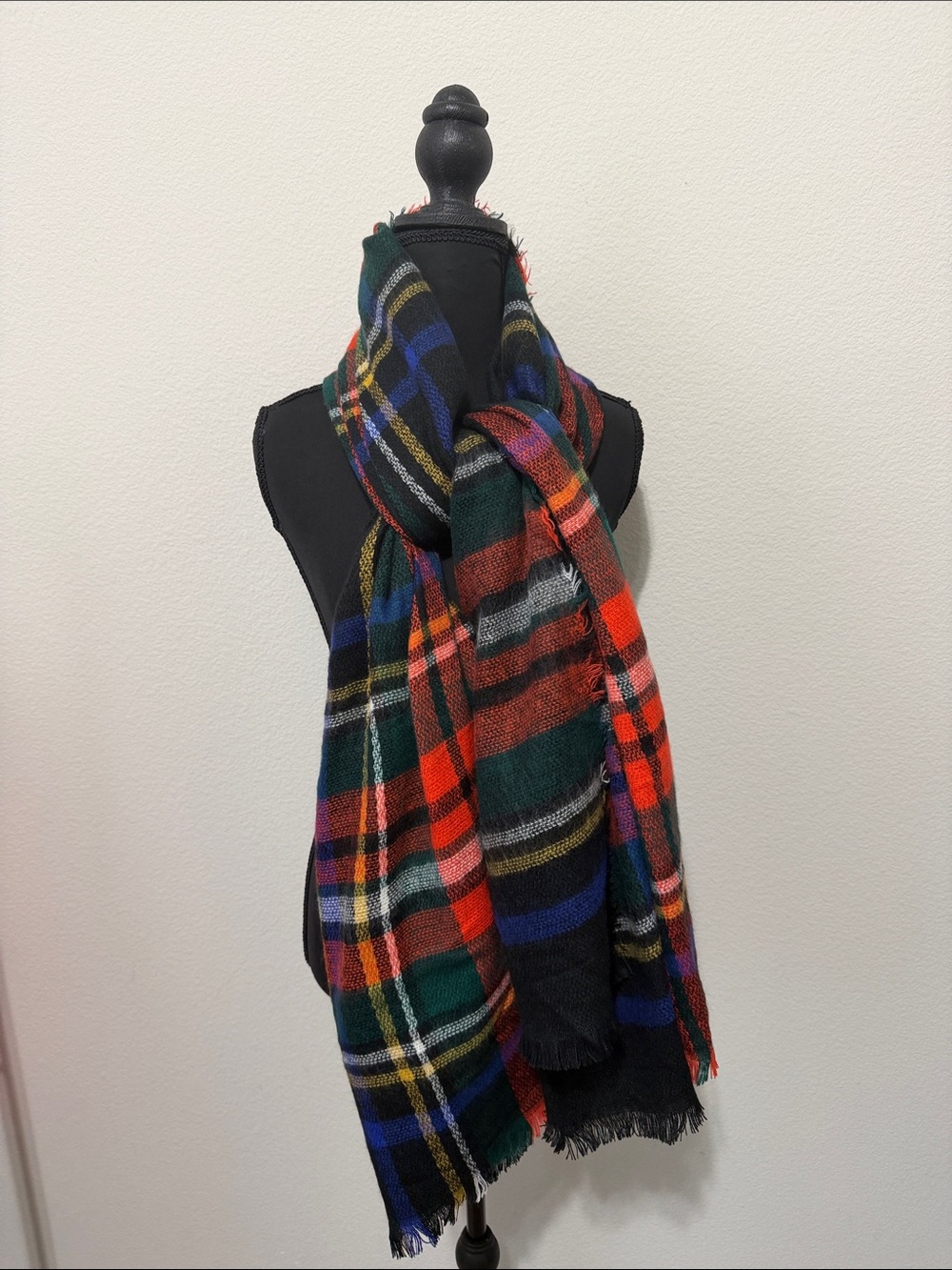 NWOT Women’s scarf 84x33